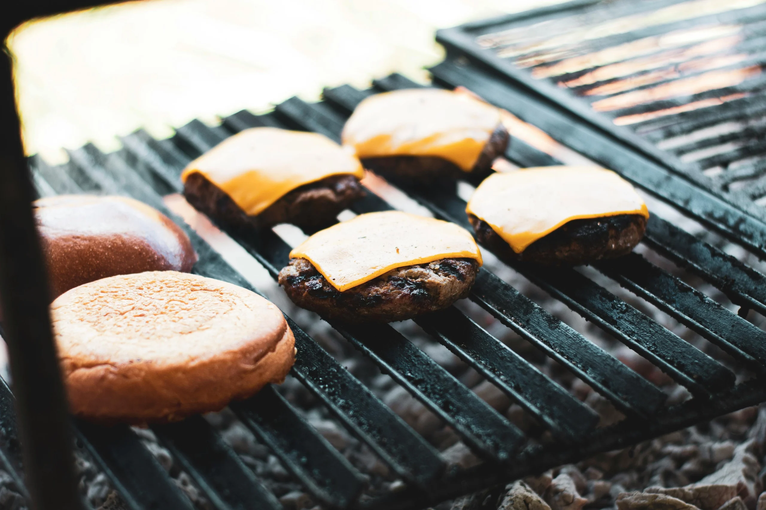 Grilled vs Seared Best Methods for Melting American Cheese on Burgers